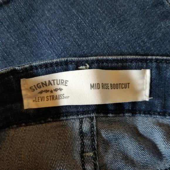 Signature Levi's Blue Jeans - Picture 3 of 7